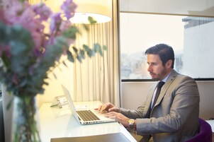 Ropa de cama de alta calidad y caja de seguridad en la habitación 
