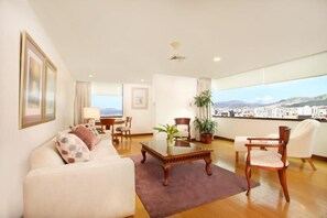 Junior Suite | In-room safe, desk, blackout drapes, soundproofing