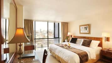 Junior Suite | Premium bedding, in-room safe, desk, blackout drapes