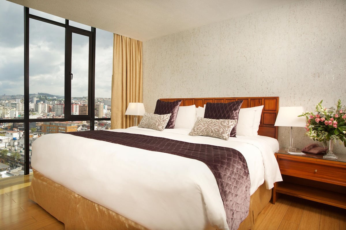 Premium bedding, in-room safe, desk, blackout drapes