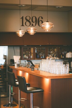 Breakfast, dinner served; local and international cuisine, beach views 
