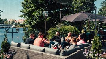 Frühstück, lokale und internationale Küche, Blick auf den Strand 