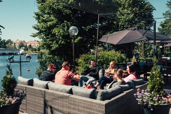 Frühstück, lokale und internationale Küche, Blick auf den Strand 