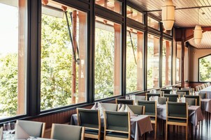 Breakfast, dinner served; local and international cuisine, beach views 