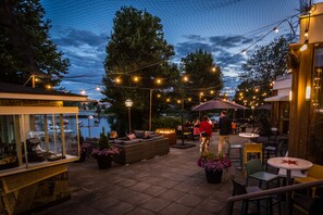 Breakfast, dinner served; local and international cuisine, beach views 