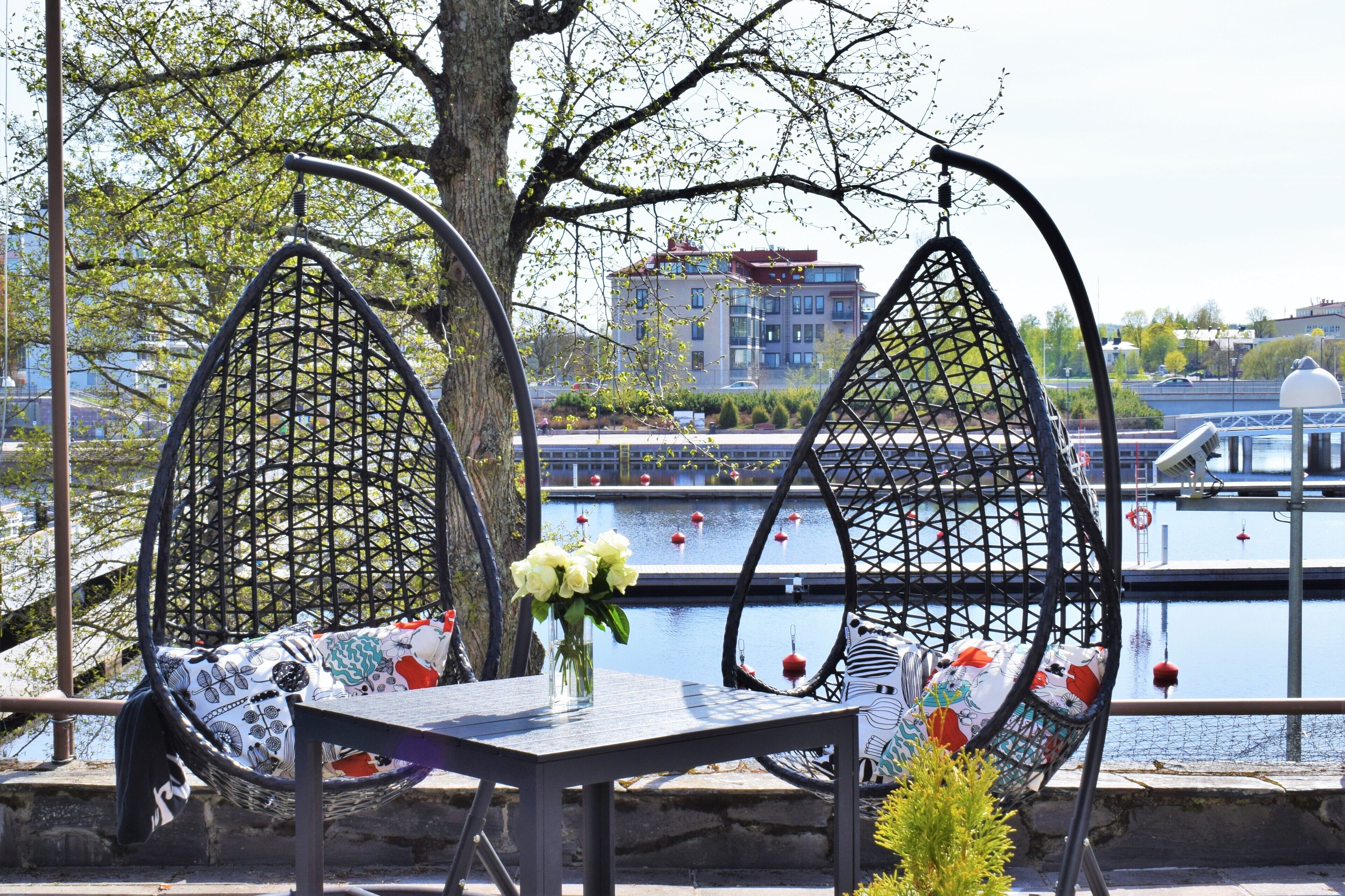 Breakfast, dinner served; local and international cuisine, beach views 