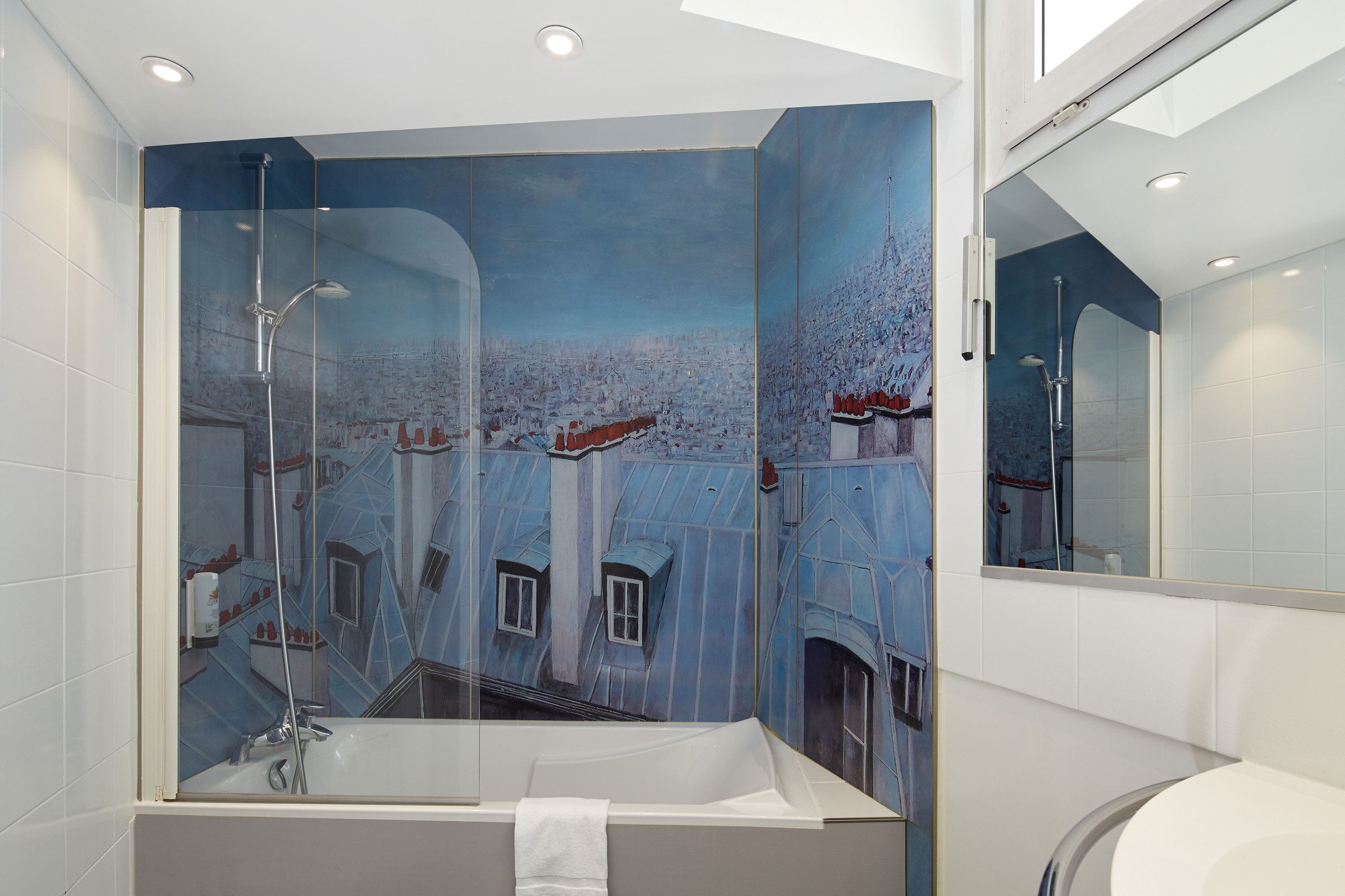 combined shower/bathtub, free toiletries, hair dryer, towels