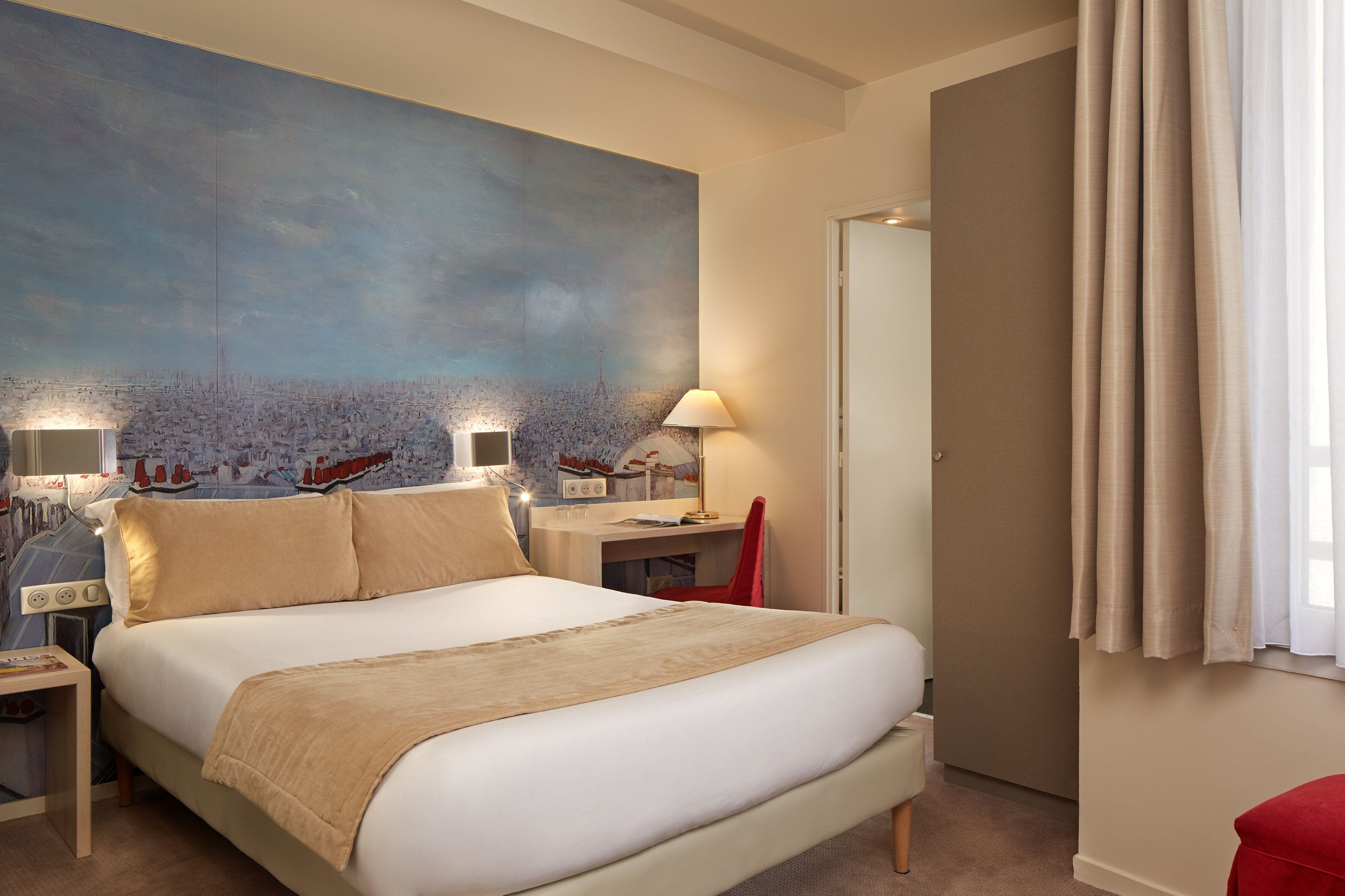 double room | 1 bedroom, in-room safe, desk, soundproofing