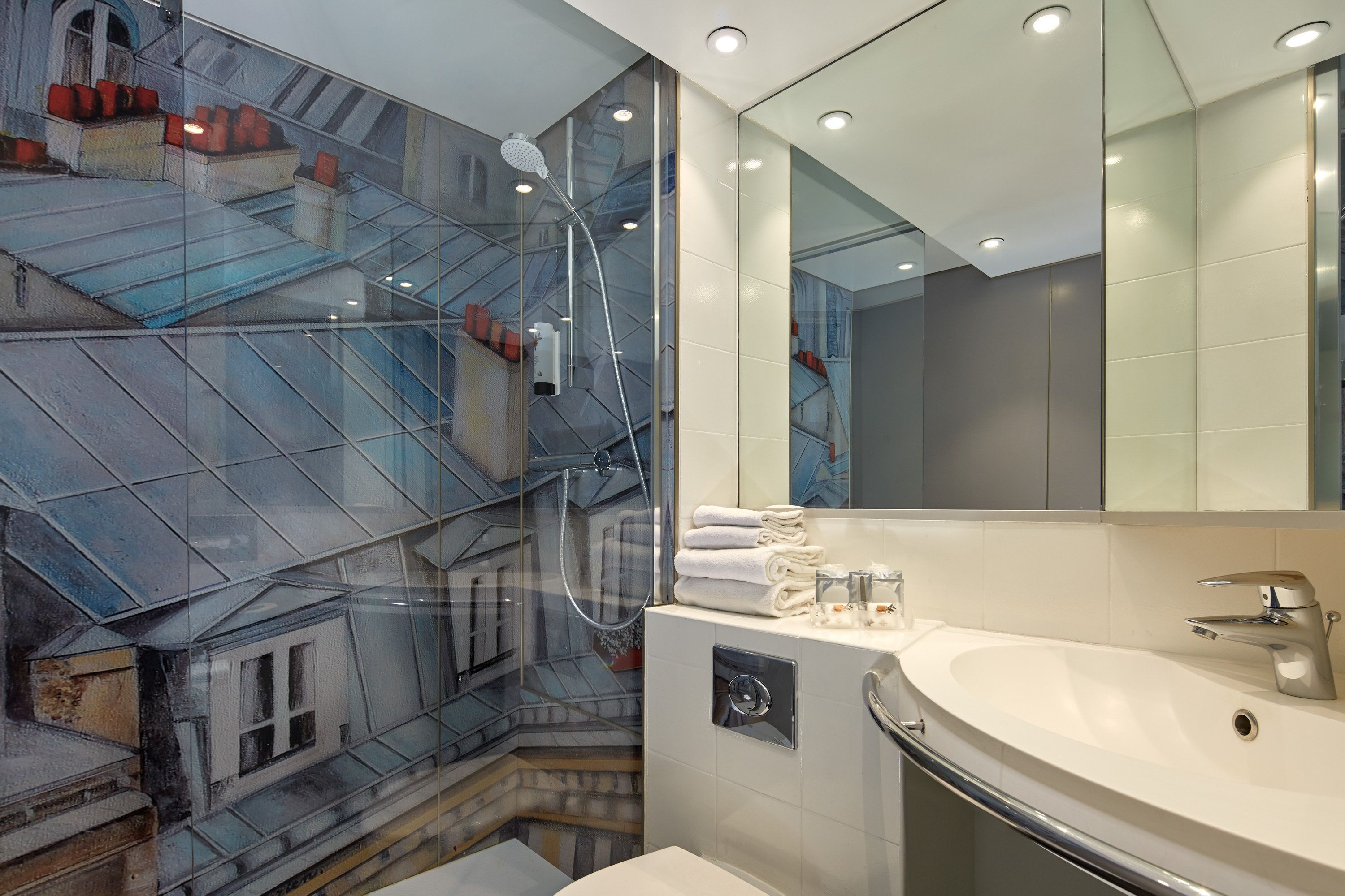 combined shower/bathtub, free toiletries, hair dryer, towels