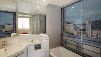 Combined shower/tub, free toiletries, hair dryer, towels