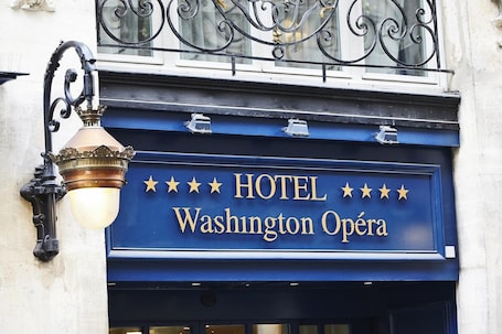 Property entrance. Golden Tulip Washington Opéra