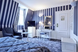 Hochwertige Bettwaren, Minibar, Zimmersafe, Schreibtisch