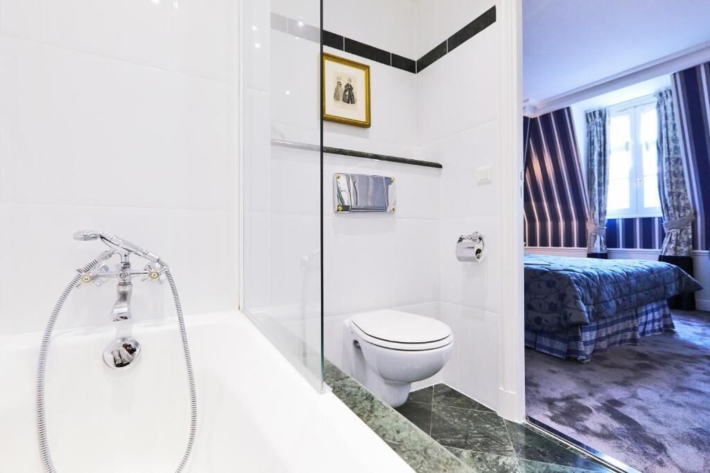 combined shower/bathtub, designer toiletries, hair dryer, towels