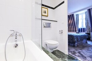 Kombinert dusj/badekar, designertoalettartikler, hårføner og håndklær