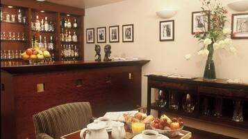 Desayuno buffet diario (EUR 15 por persona)