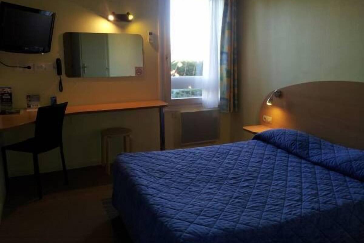 Standard Room, 1 Queen Bed | Iron/ironing board, free cribs/infant beds, rollaway beds, free WiFi