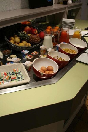 Lunch and dinner served, French cuisine