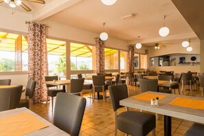 Se sirven almuerzos y cenas, cocina francesa