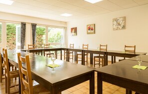 Lunch and dinner served, French cuisine