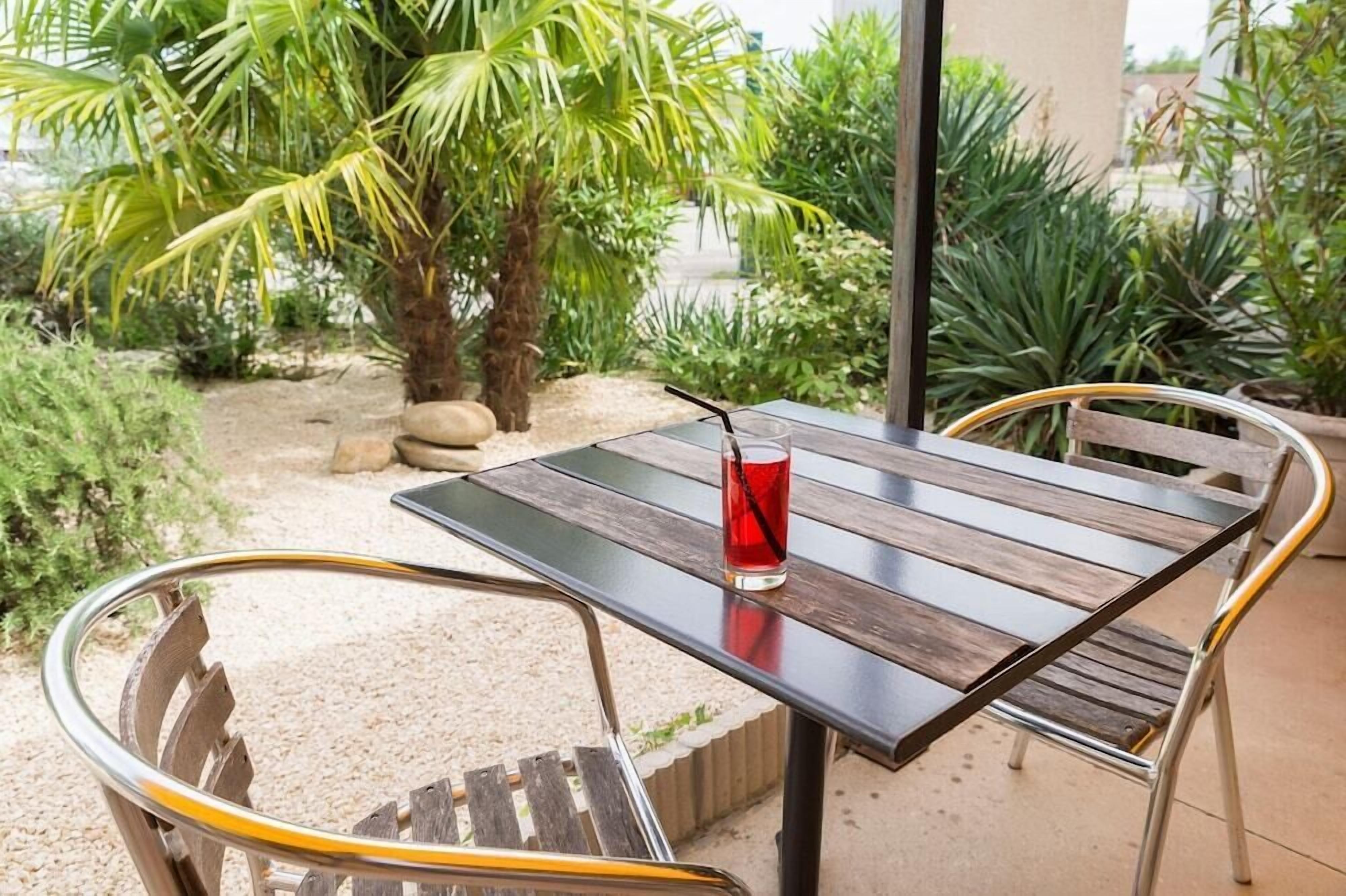 Lunch and dinner served, French cuisine