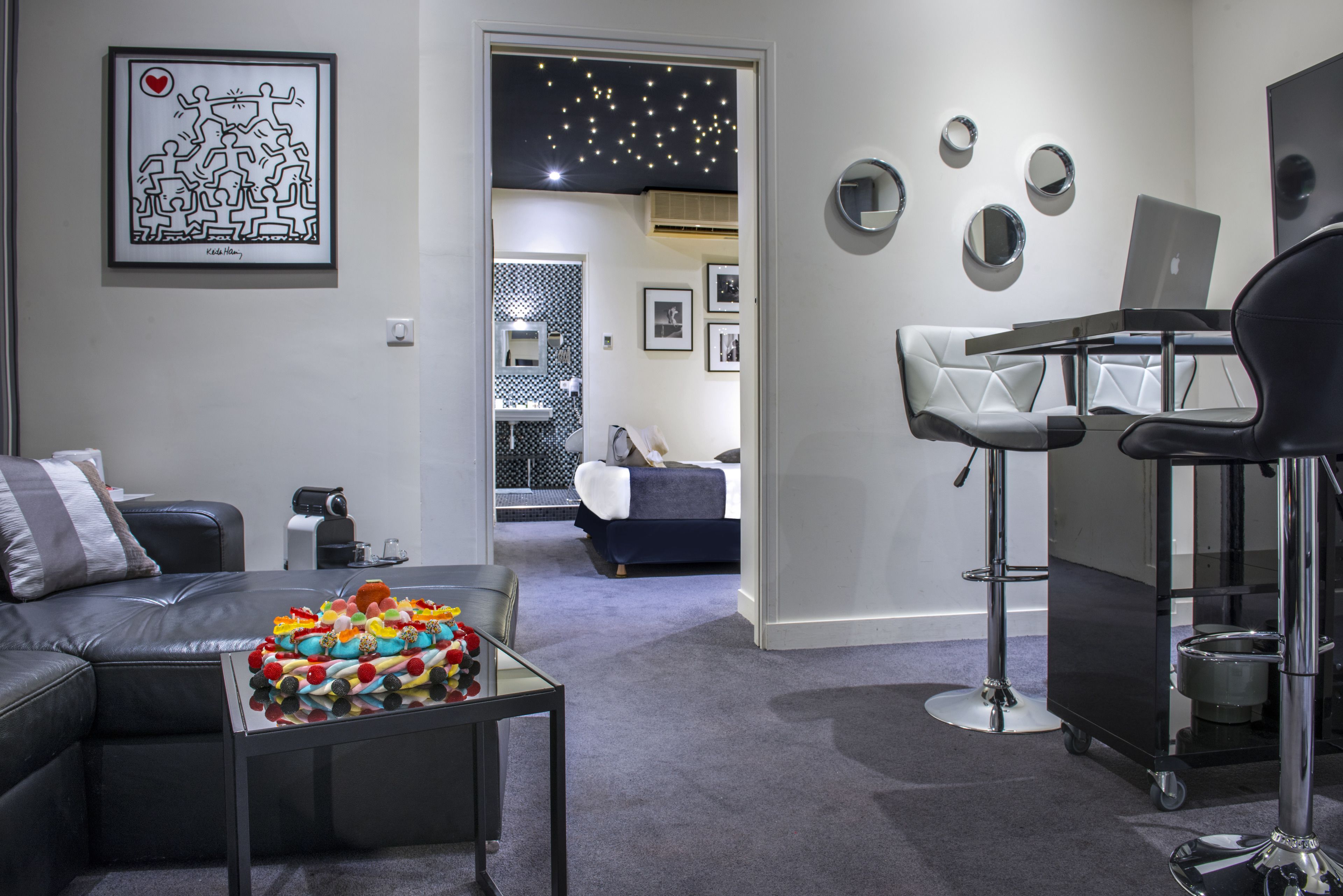 deluxe suite, jetted tub | living area | 82-cm flat-screen tv with digital channels, tv