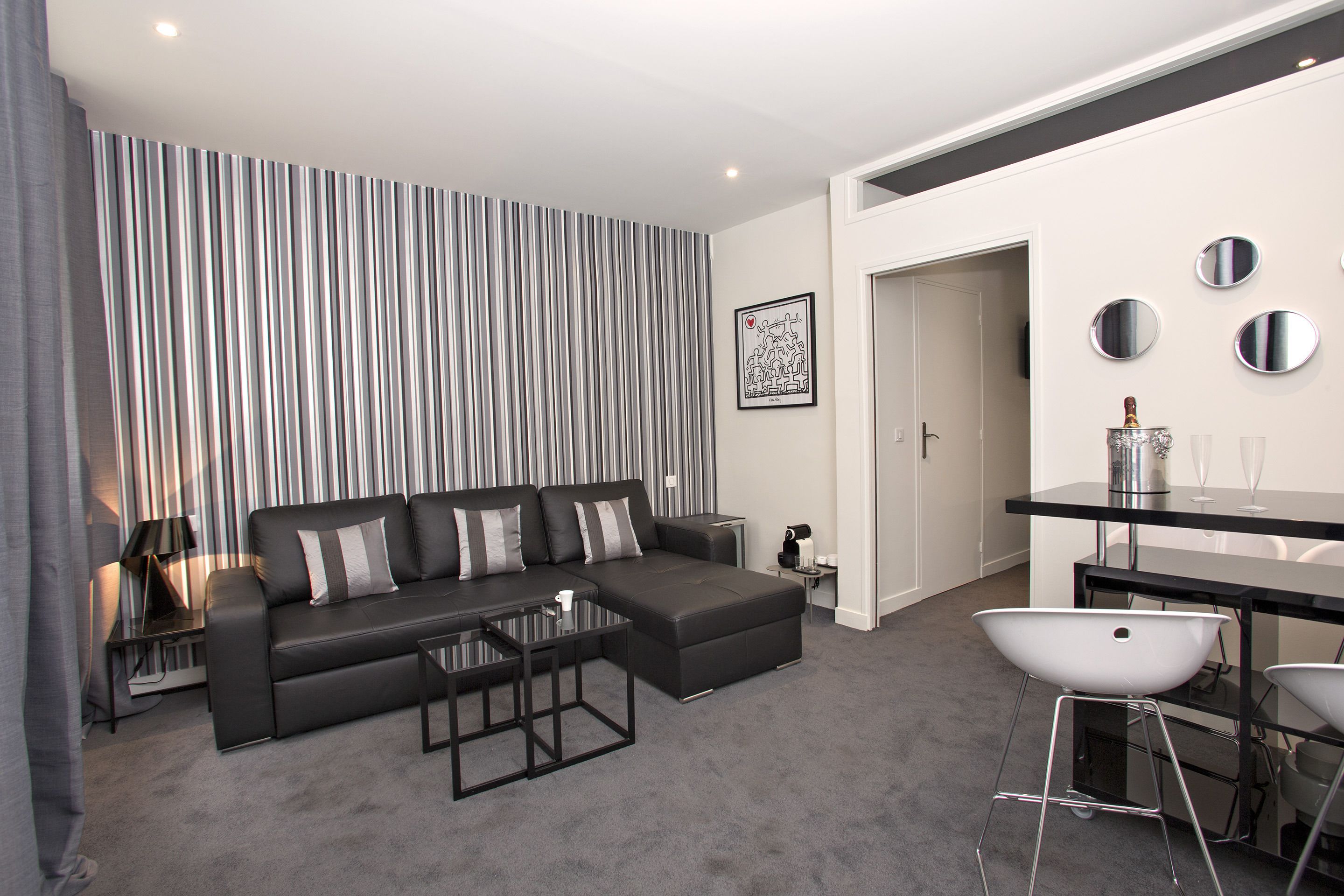 deluxe suite, jetted tub | living area | 82-cm flat-screen tv with digital channels, tv