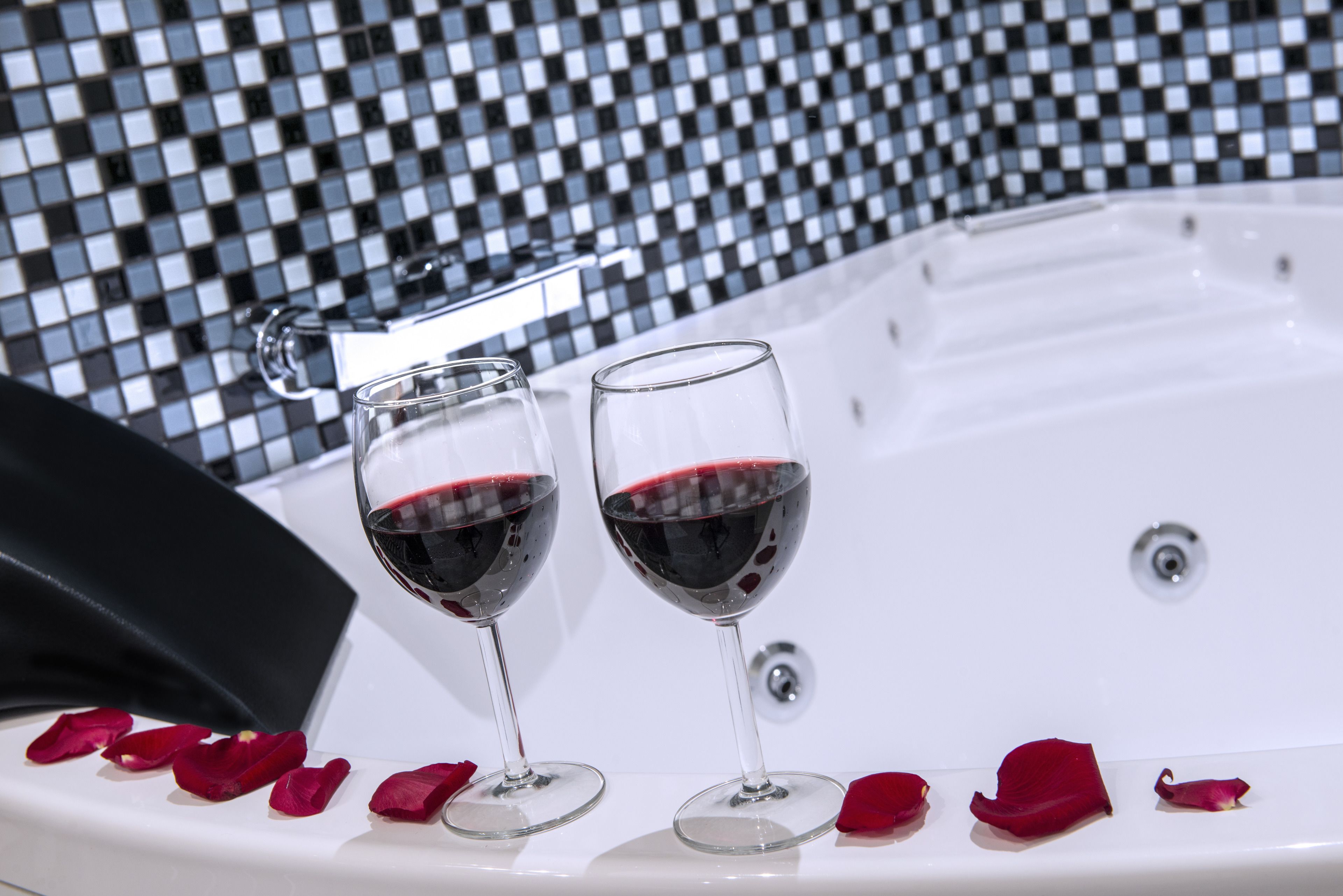 deluxe suite, jetted tub | bathroom | free toiletries, hair dryer, bathrobes, towels