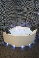 Deluxe Suite, Jetted Tub | Bathroom | Free toiletries, hair dryer, bathrobes, towels