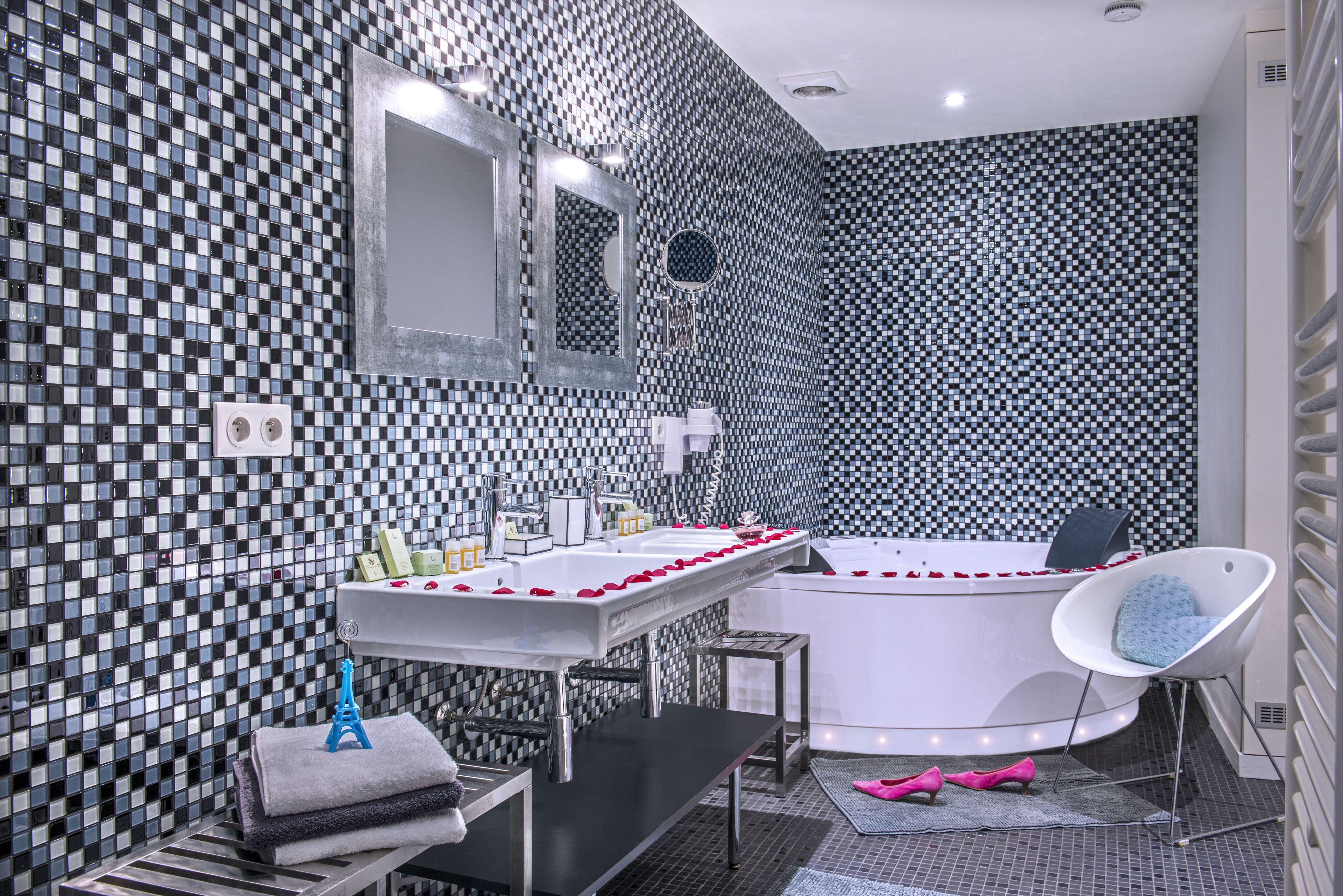 deluxe suite, jetted tub | bathroom | free toiletries, hair dryer, bathrobes, towels