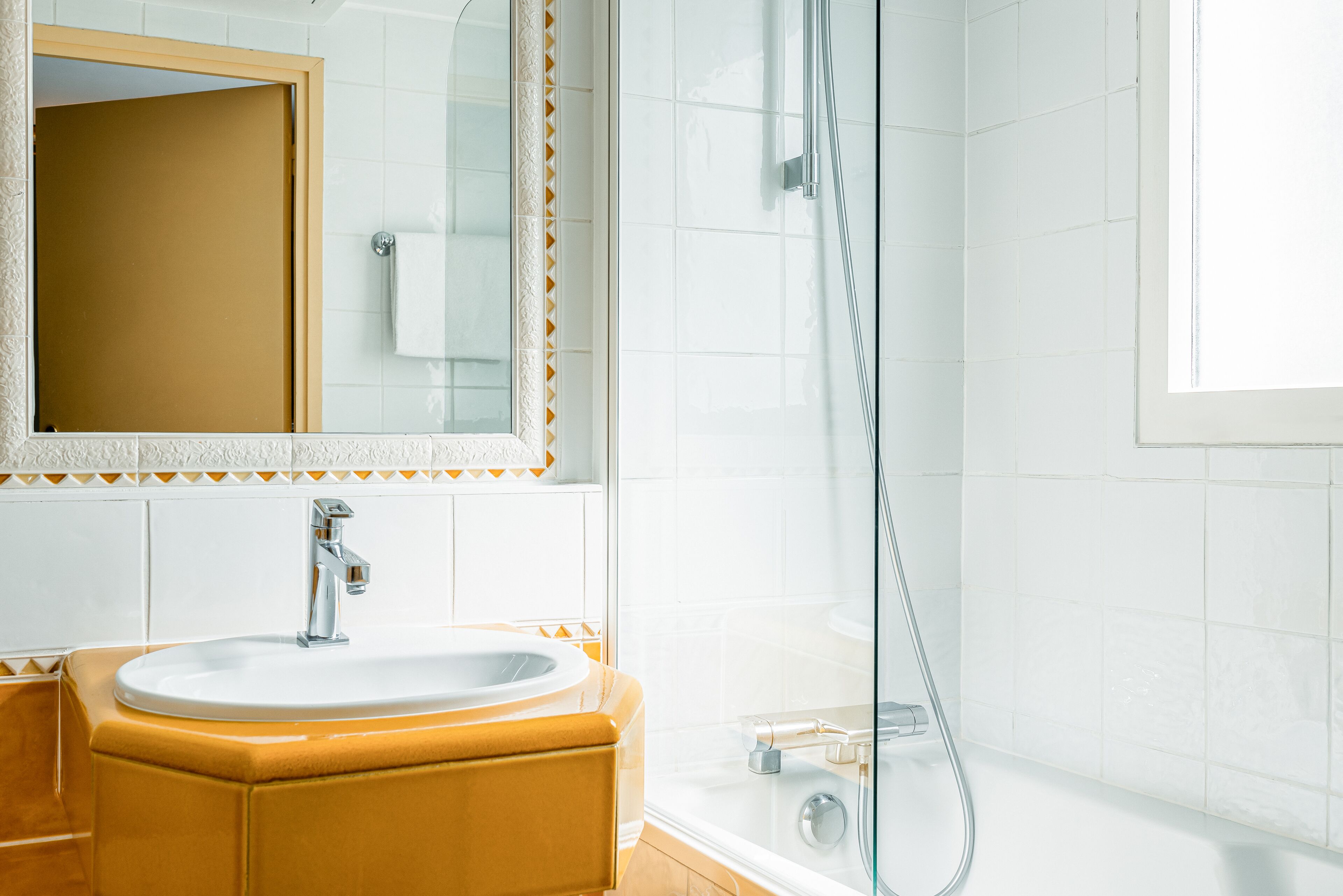 standard room | bathroom | free toiletries, hair dryer, towels