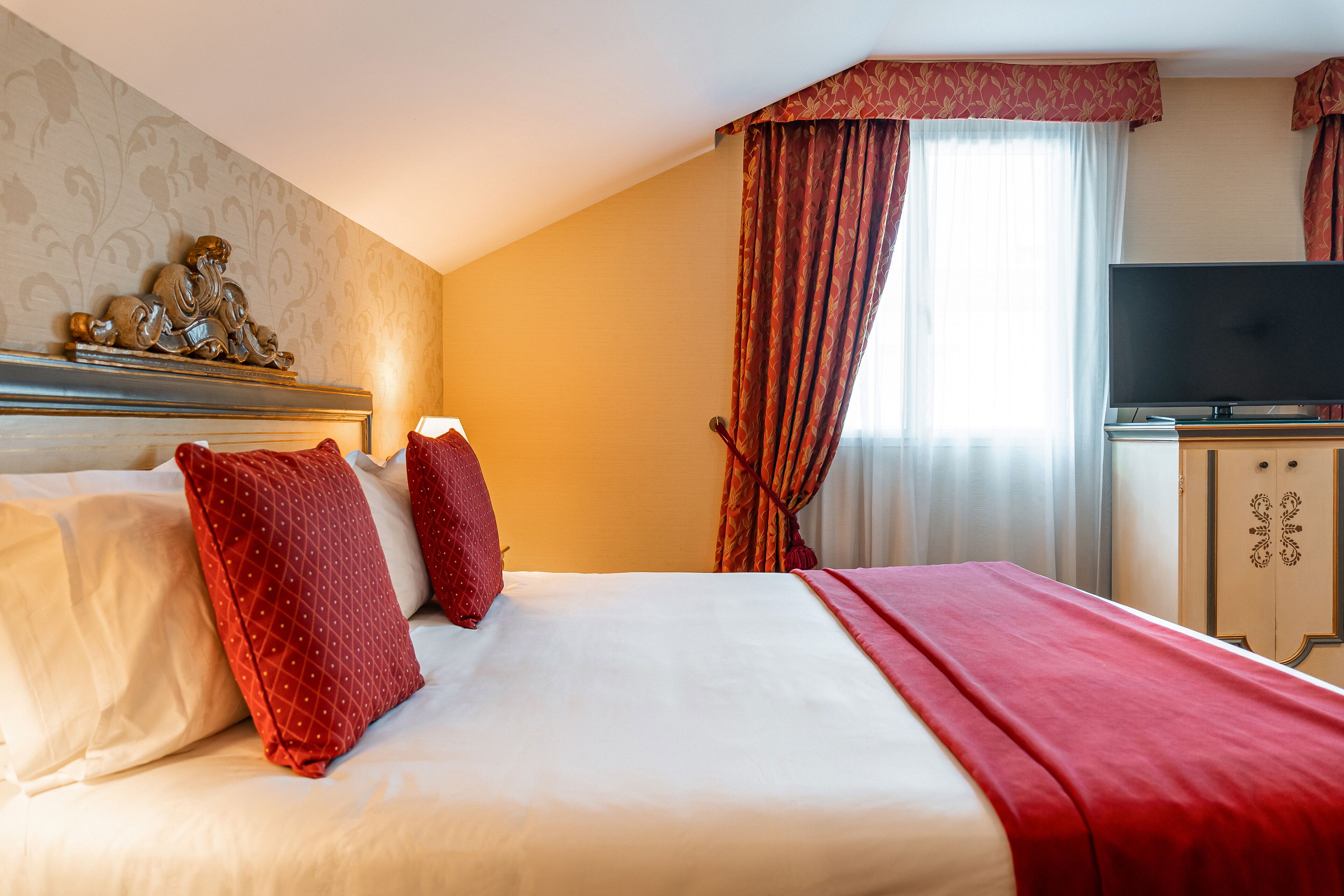 deluxe room | in-room safe, desk, blackout curtains, soundproofing