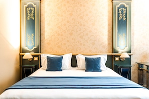 Superior Room | In-room safe, desk, blackout drapes, soundproofing - Villa Beaumarchais (Paris)