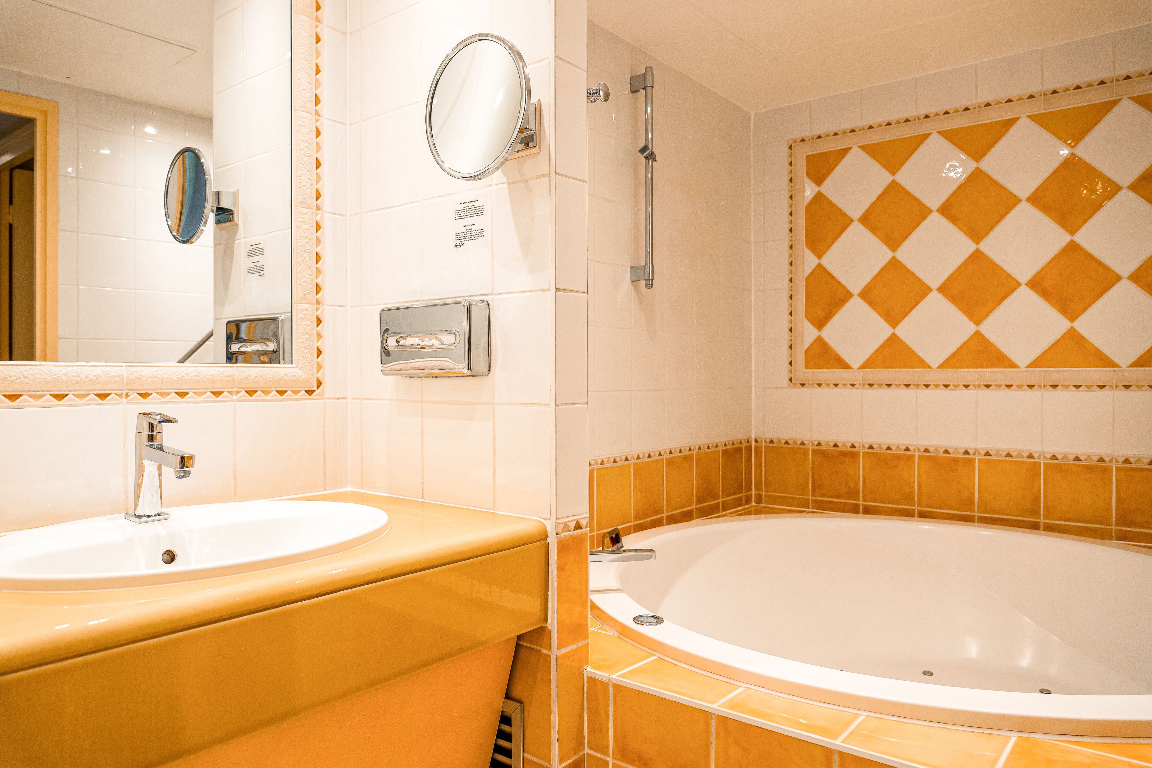 junior suite | bathroom | free toiletries, hair dryer, towels