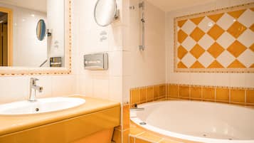 Suite junior | Baño | Amenidades de baño gratuitas, secadora de cabello, toallas