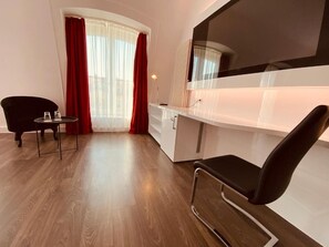 Rom – comfort | Minibarvarer (inkludert), safe på rommet, skrivebord og lydisolert