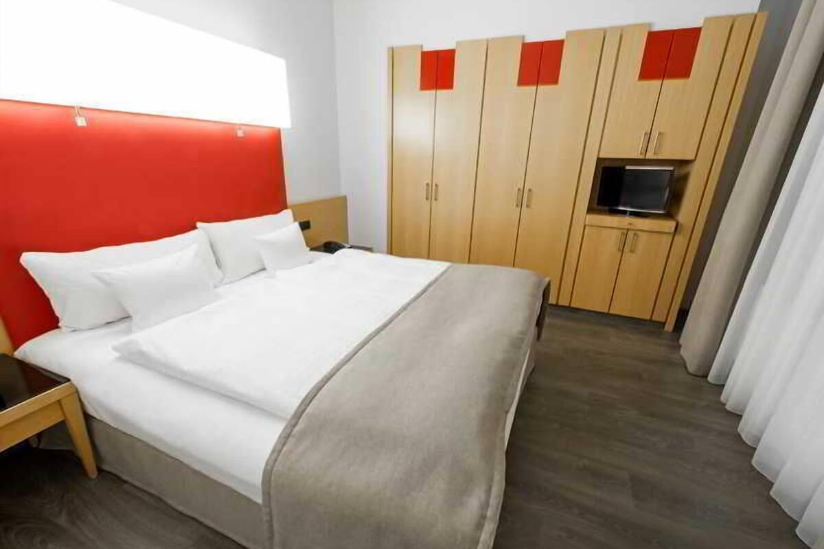 Free minibar items, in-room safe, desk, soundproofing