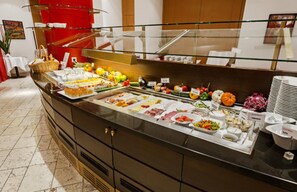 Desayuno buffet (EUR 18.9 por persona) 