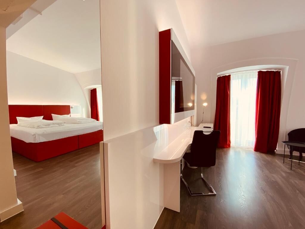 Minibar amb articles gratuïts, caixa forta a l'habitació i escriptori 