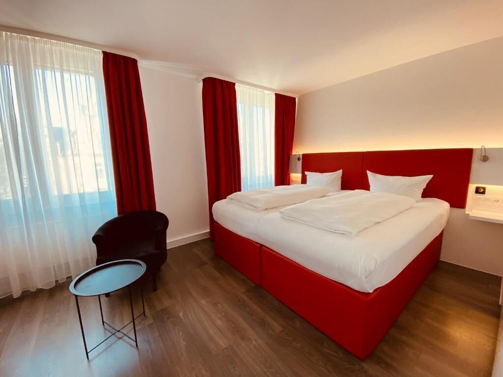 Minibar amb articles gratuïts, caixa forta a l'habitació i escriptori 