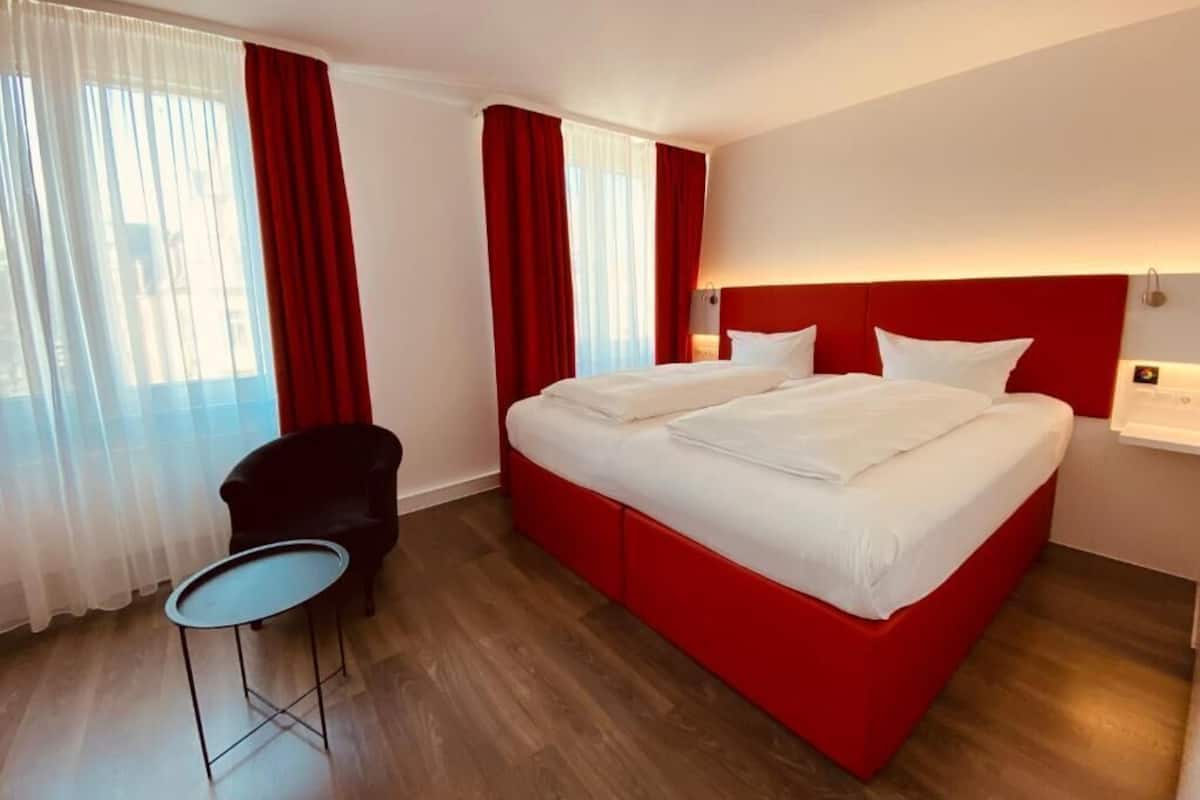 Minibar amb articles gratuïts, caixa forta a l'habitació i escriptori