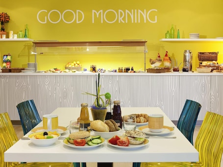 Café da manhã mediante uma taxa. ibis Styles Düsseldorf - Neuss