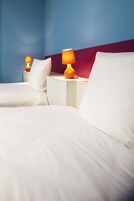 Quarto standard, 2 camas de solteiro | Escrivaninha, ferros/tábuas de passar roupa, Wi-Fi de cortesia