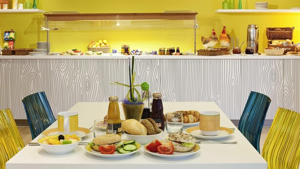 A breakfast buffet with various food items and a 'GOOD MORNING' sign. - ibis Styles Düsseldorf - Neuss (Neuss)