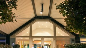 A modern building with a sloped roof and large glass doors at the entrance. - ibis Styles Düsseldorf - Neuss (Neuss)