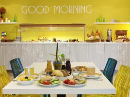 Un buffet de petit-déjeuner proposant une variété d’aliments et agrémenté d’une pancarte indiquant « BONJOUR ».