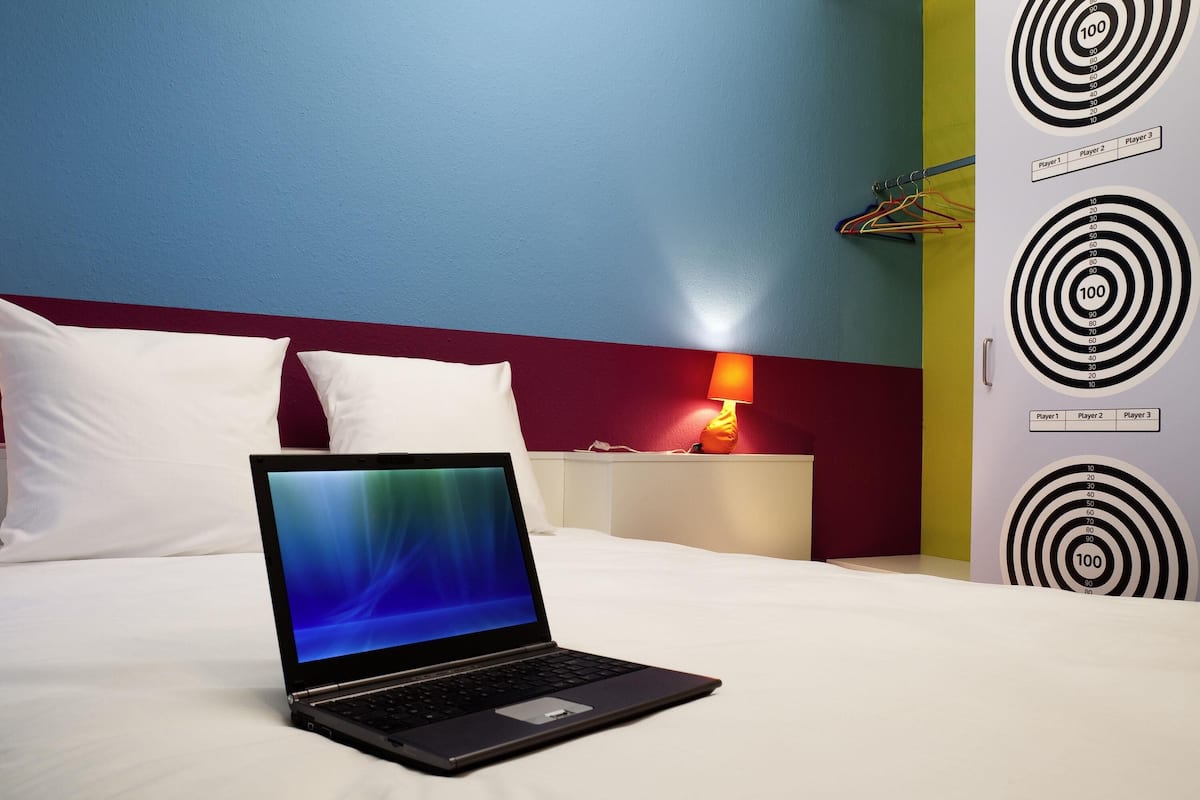 Escritorio, tabla de planchar con plancha, wifi gratis y ropa de cama