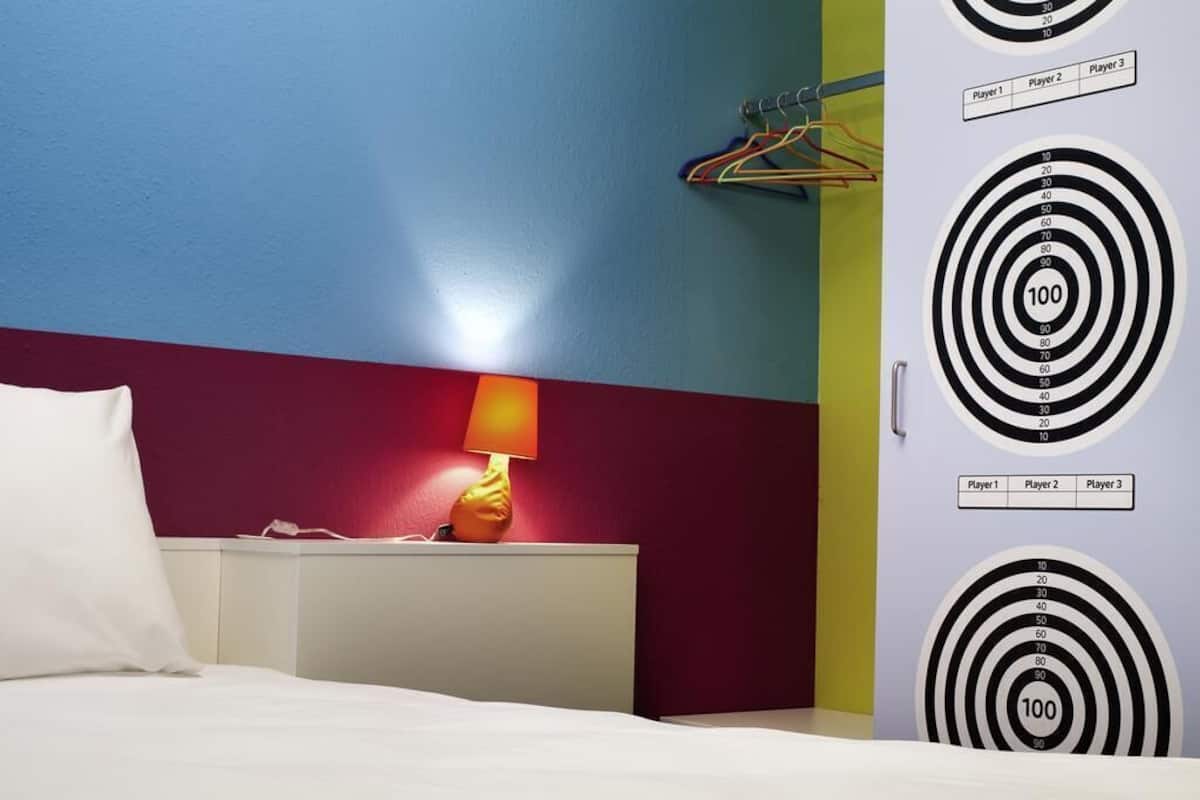 Suite estándar, 2 camas matrimoniales, habitaciones conectadas | Escritorio, tabla de planchar con plancha, wifi gratis y ropa de cama