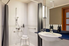 Suite | Bathroom | Free toiletries, hair dryer, towels - Vienna House by Wyndham Sonne Rostock (Rostock)