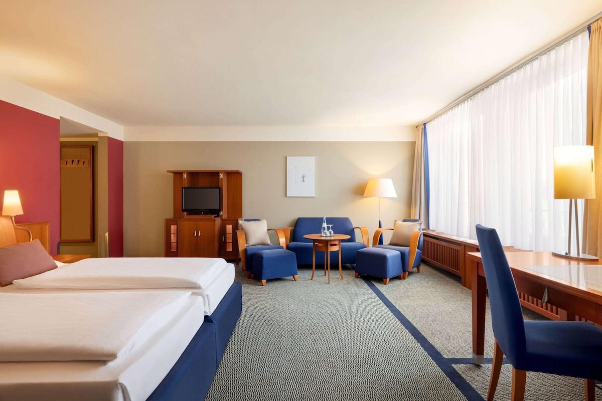 Premium bedding, in-room safe, desk, laptop workspace
