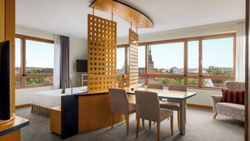 Hypo-allergenic bedding, in-room safe, blackout curtains, soundproofing